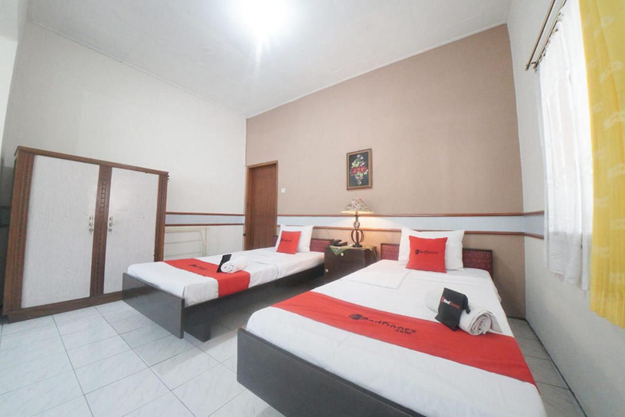 Hotel RedDoorz near Balai Kota Malang Zewnętrze zdjęcie