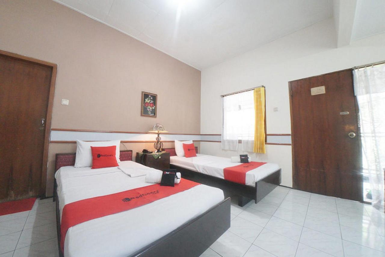 Hotel RedDoorz near Balai Kota Malang Zewnętrze zdjęcie