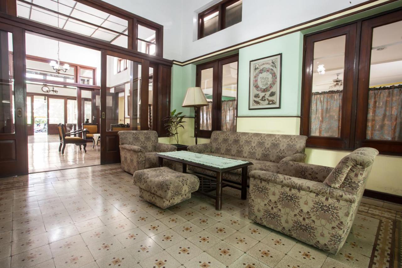 Hotel RedDoorz near Balai Kota Malang Zewnętrze zdjęcie