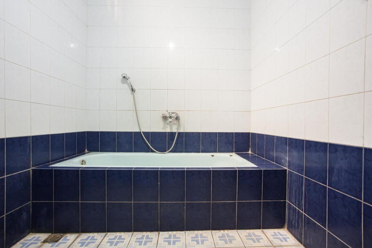 Hotel RedDoorz near Balai Kota Malang Zewnętrze zdjęcie
