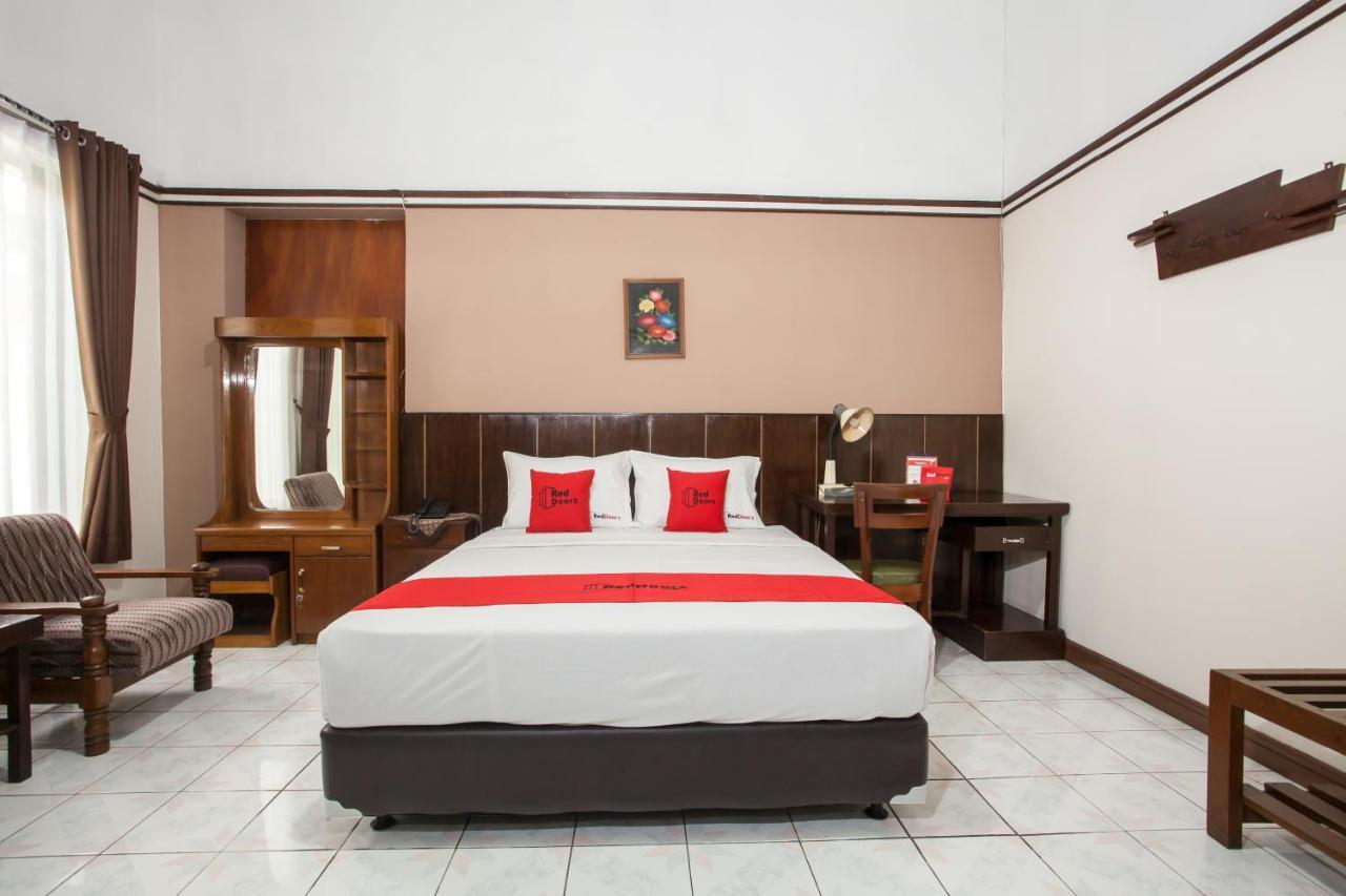 Hotel RedDoorz near Balai Kota Malang Zewnętrze zdjęcie