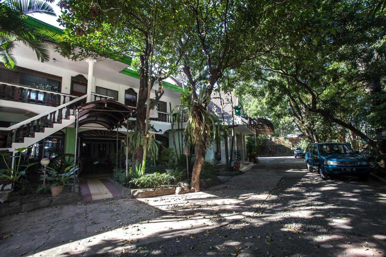 Hotel RedDoorz near Balai Kota Malang Zewnętrze zdjęcie