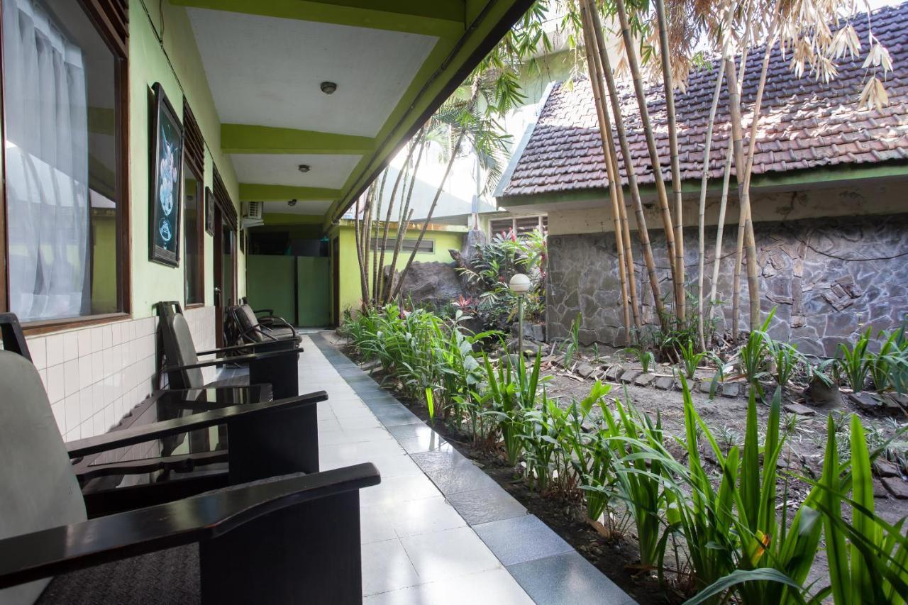 Hotel RedDoorz near Balai Kota Malang Zewnętrze zdjęcie