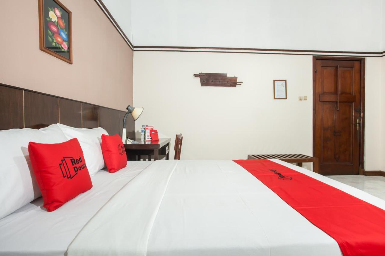 Hotel RedDoorz near Balai Kota Malang Zewnętrze zdjęcie