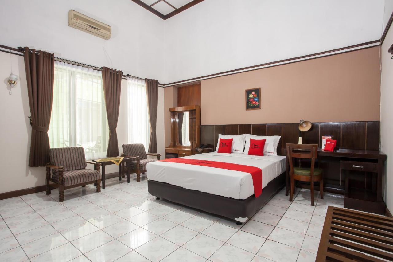Hotel RedDoorz near Balai Kota Malang Zewnętrze zdjęcie