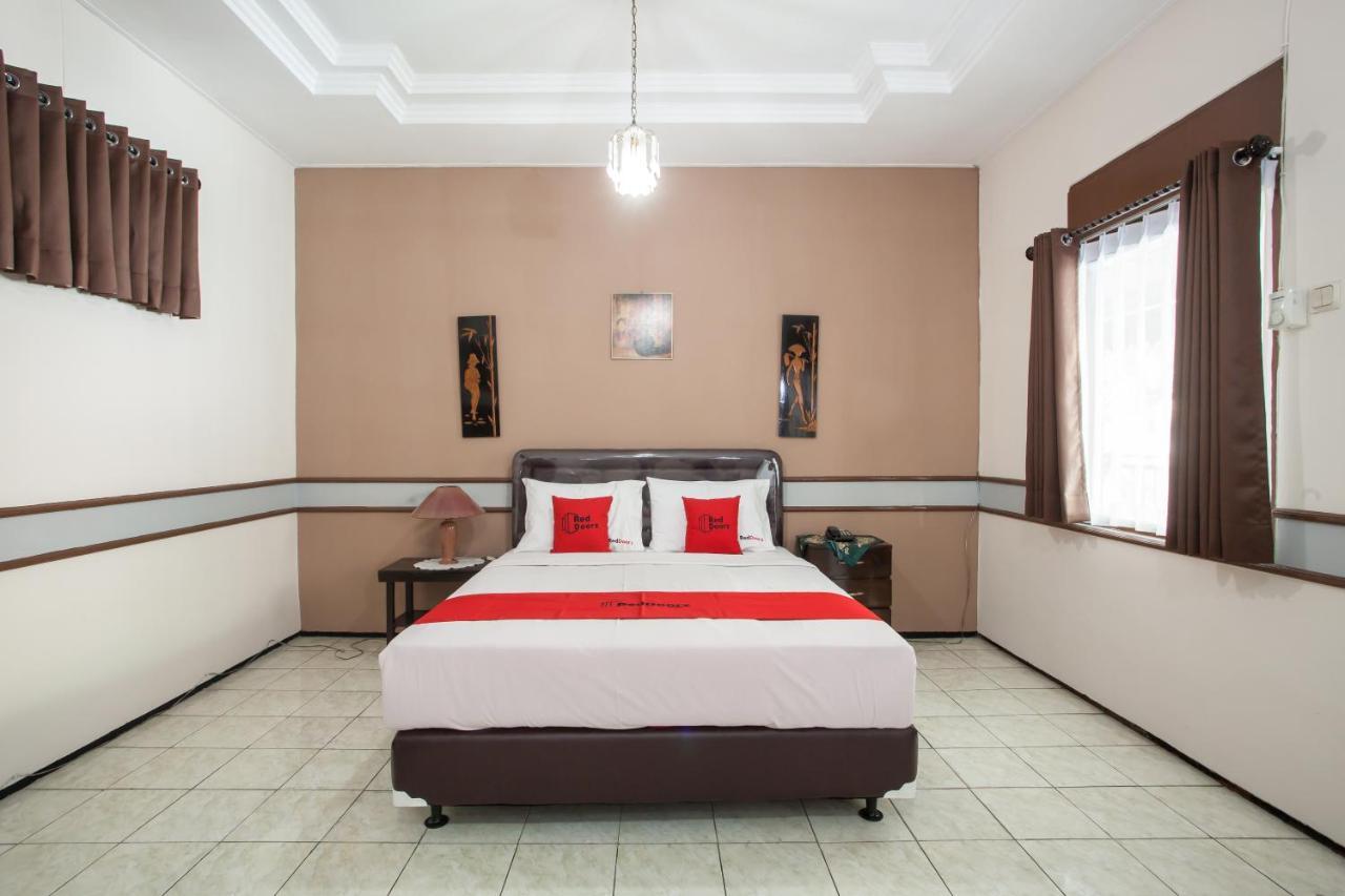 Hotel RedDoorz near Balai Kota Malang Zewnętrze zdjęcie
